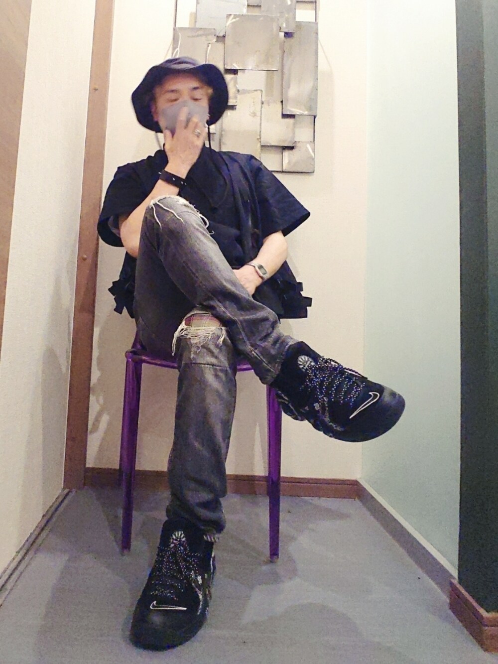 ブラック系のTシャツ/カットソー、ブラック系のベスト、ブラック系のデニムパンツを着用したメンズの夏コーディネートの2枚目の写真