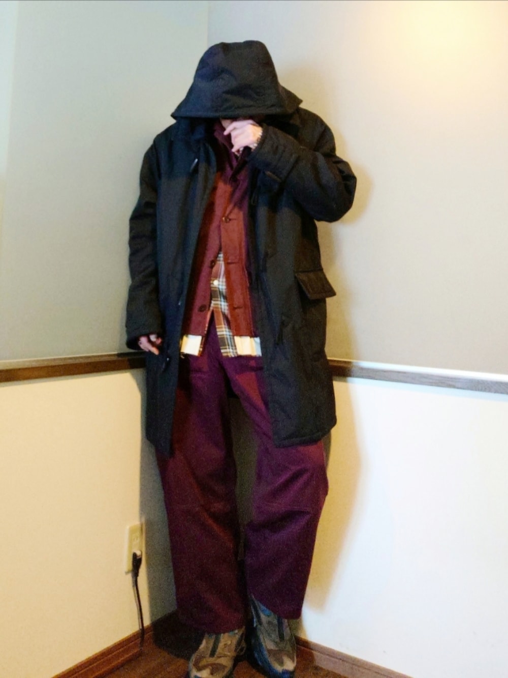 レッド系のカバーオール、ブラウン系のシャツ/ブラウス、ブルー系のダッフルコートを着用したメンズの冬コーディネートの3枚目の写真