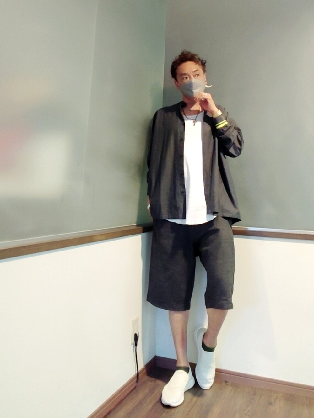 ブラック系のシャツ/ブラウス、ホワイト系のタンクトップ、グレー系のスラックスを着用したメンズの夏コーディネートの3枚目の写真