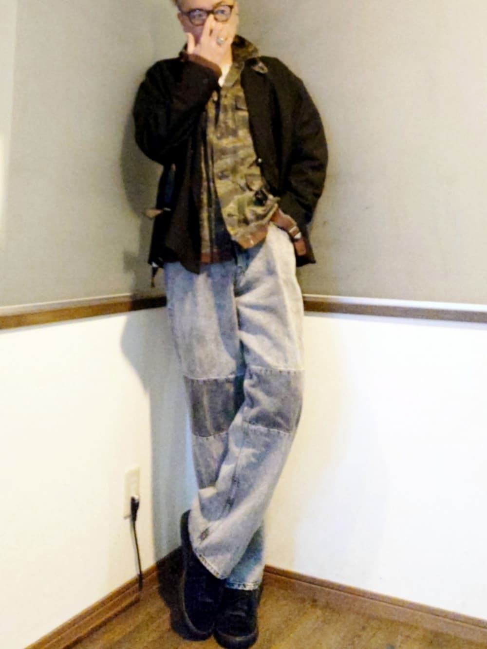 グリーン系のミリタリージャケット、ブラック系のテーラードジャケット、グレー系のデニムパンツを着用したメンズの春コーディネートの2枚目の写真