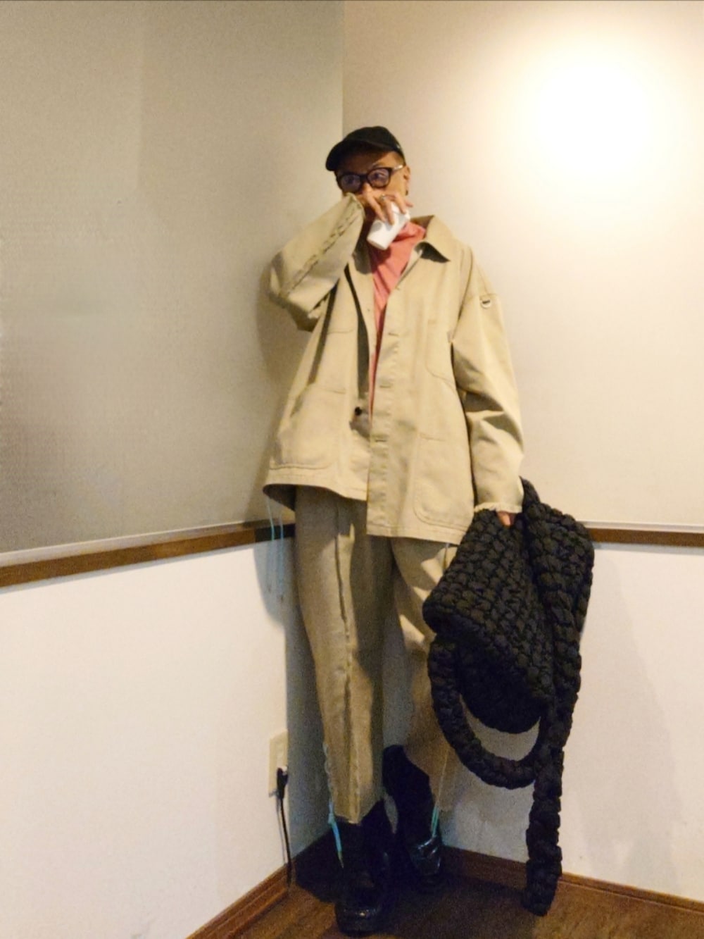 ベージュ系のカバーオール、ベージュ系のその他パンツ、ブラック系のショルダーバッグを着用したメンズの秋コーディネートの2枚目の写真