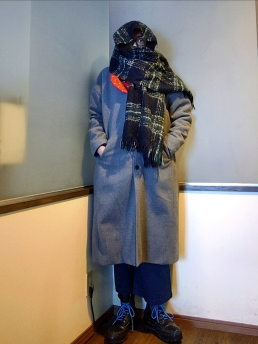 ブルー系のチノパンツ、ブルー系のニット/セーター、ブラック系のシャツ/ブラウスを着用したメンズの冬コーディネートの4枚目の写真