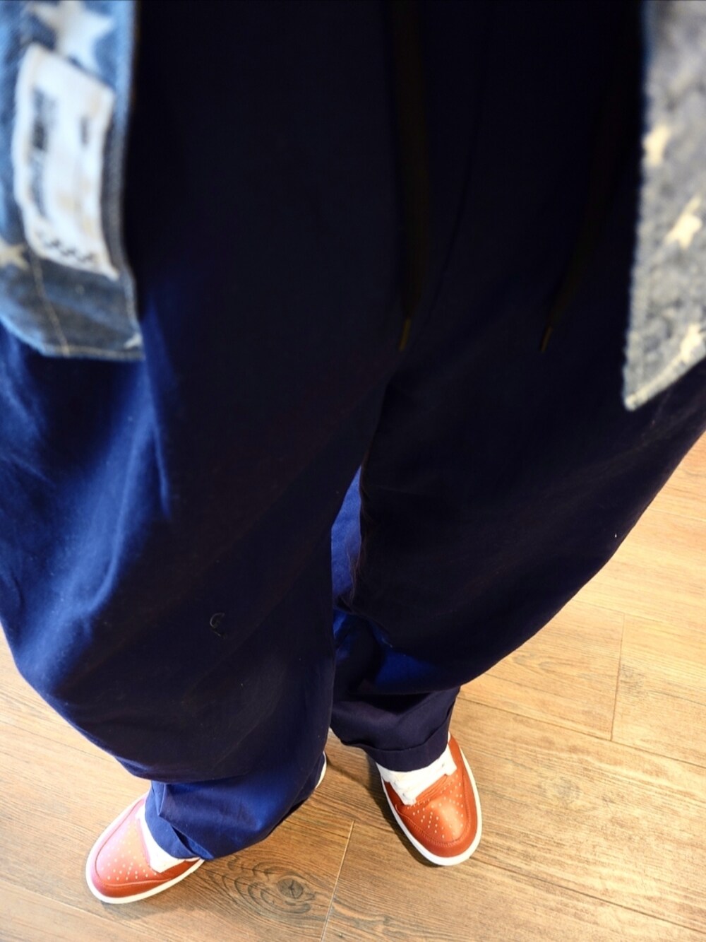 ブルー系のシャツ/ブラウス、ブルー系のその他パンツ、ホワイト系のスニーカーを着用したメンズの夏コーディネートの3枚目の写真