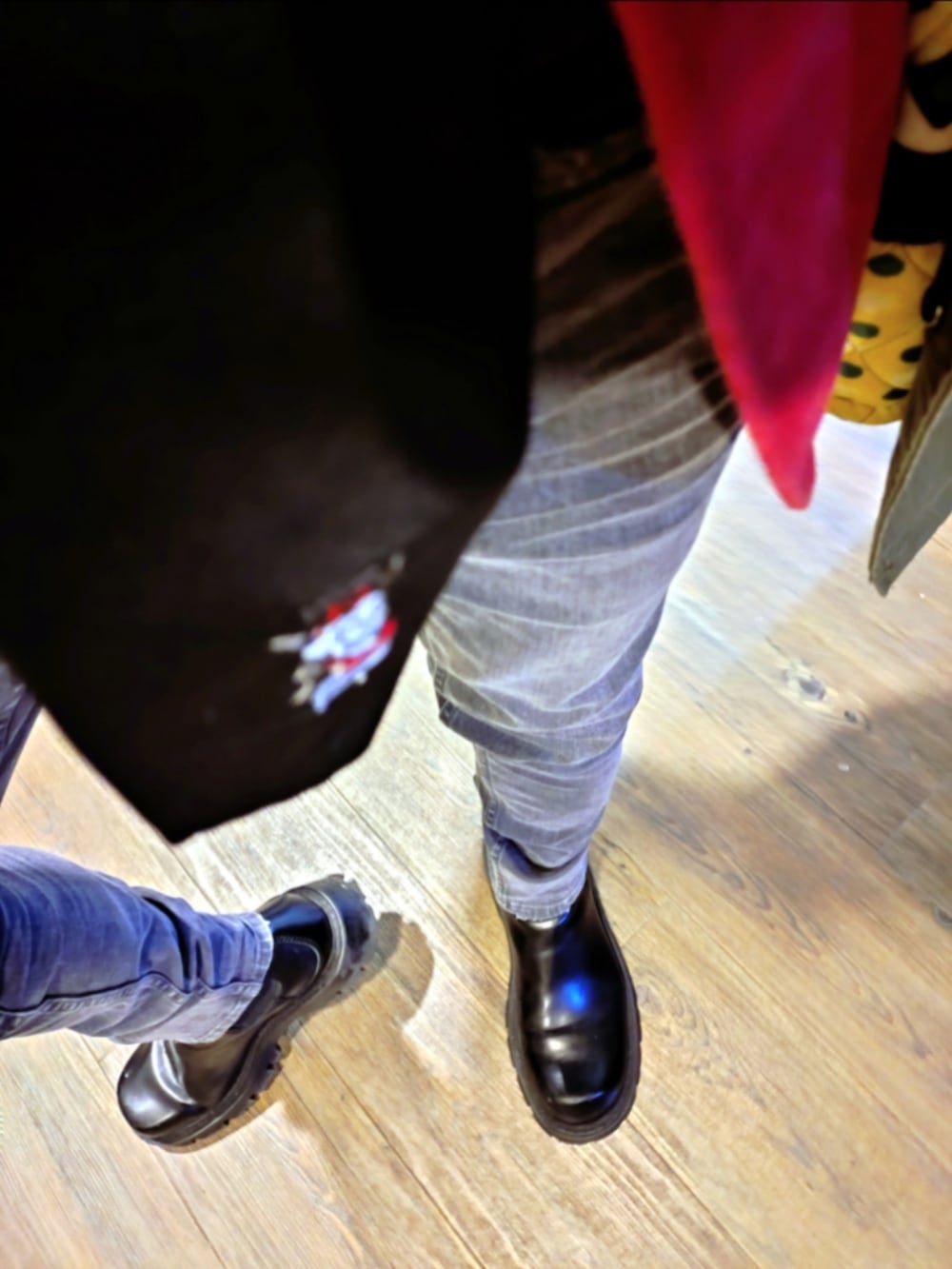 ピンク系のテーラードジャケット、ブラック系のネクタイ、グレー系のデニムパンツを着用したメンズの秋コーディネートの4枚目の写真