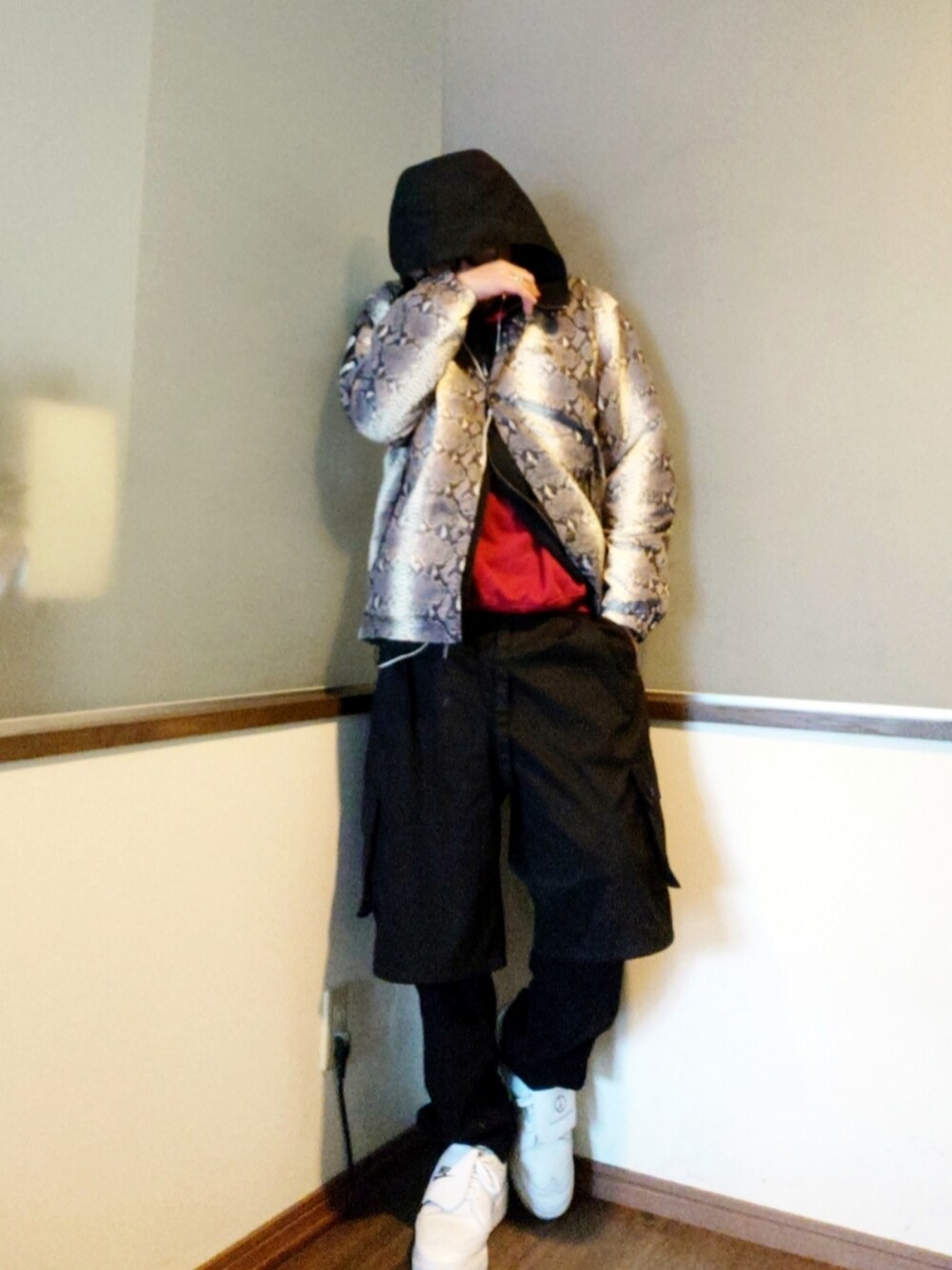 ホワイト系のナイロンジャケット、ホワイト系のナイロンジャケット、ブラック系のナイロンジャケットを着用したメンズの春コーディネートの3枚目の写真