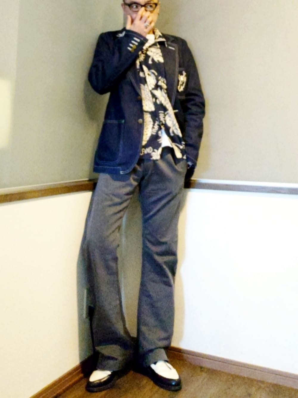 ブルー系のテーラードジャケット、ブルー系のシャツ/ブラウス、グレー系のチノパンツを着用したメンズの春コーディネートの2枚目の写真