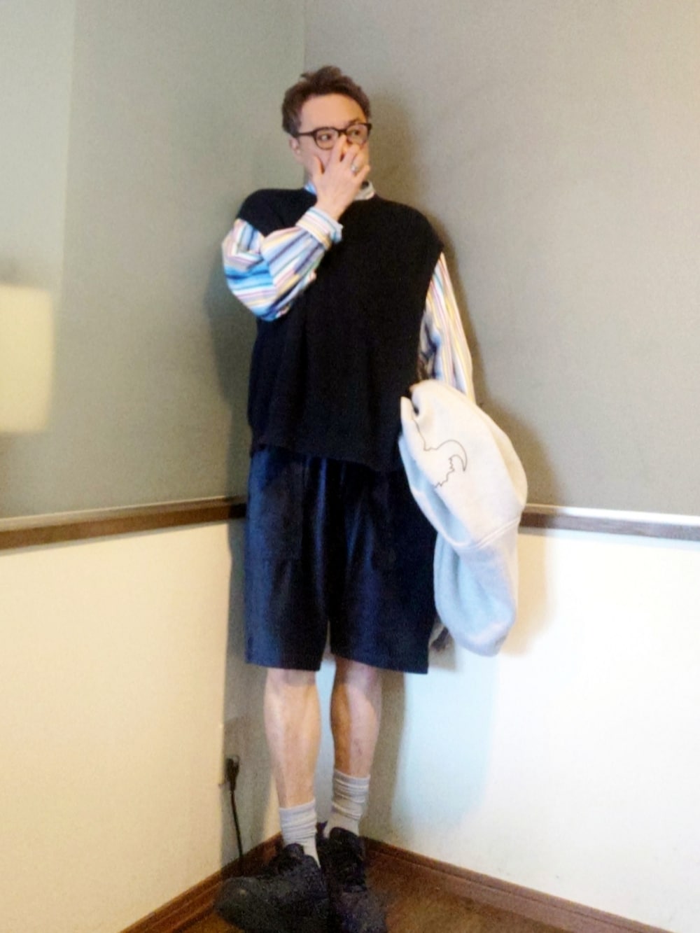 その他のシャツ/ブラウス、グレー系のパーカー、ブルー系のベストを着用したメンズの春コーディネートの2枚目の写真