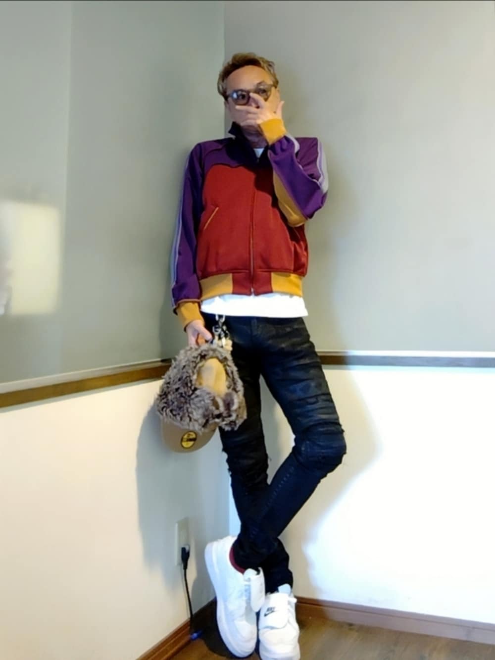 レッド系のその他アウター、ブラック系のデニムパンツ、ホワイト系のドレスシューズを着用したメンズの秋コーディネートの2枚目の写真