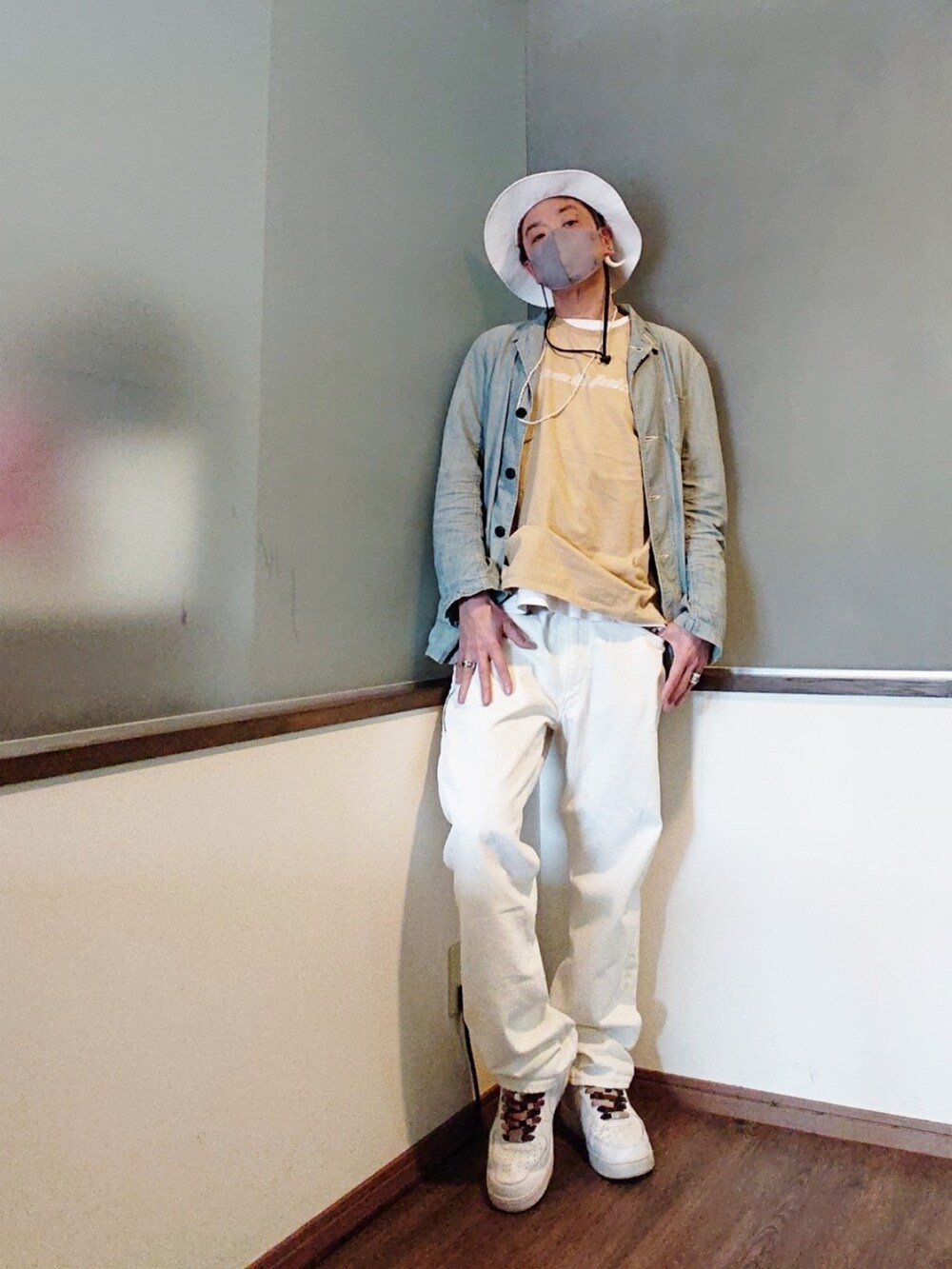 ブルー系のカバーオール、ベージュ系のTシャツ/カットソー、ホワイト系のデニムパンツを着用したメンズの春コーディネートの2枚目の写真