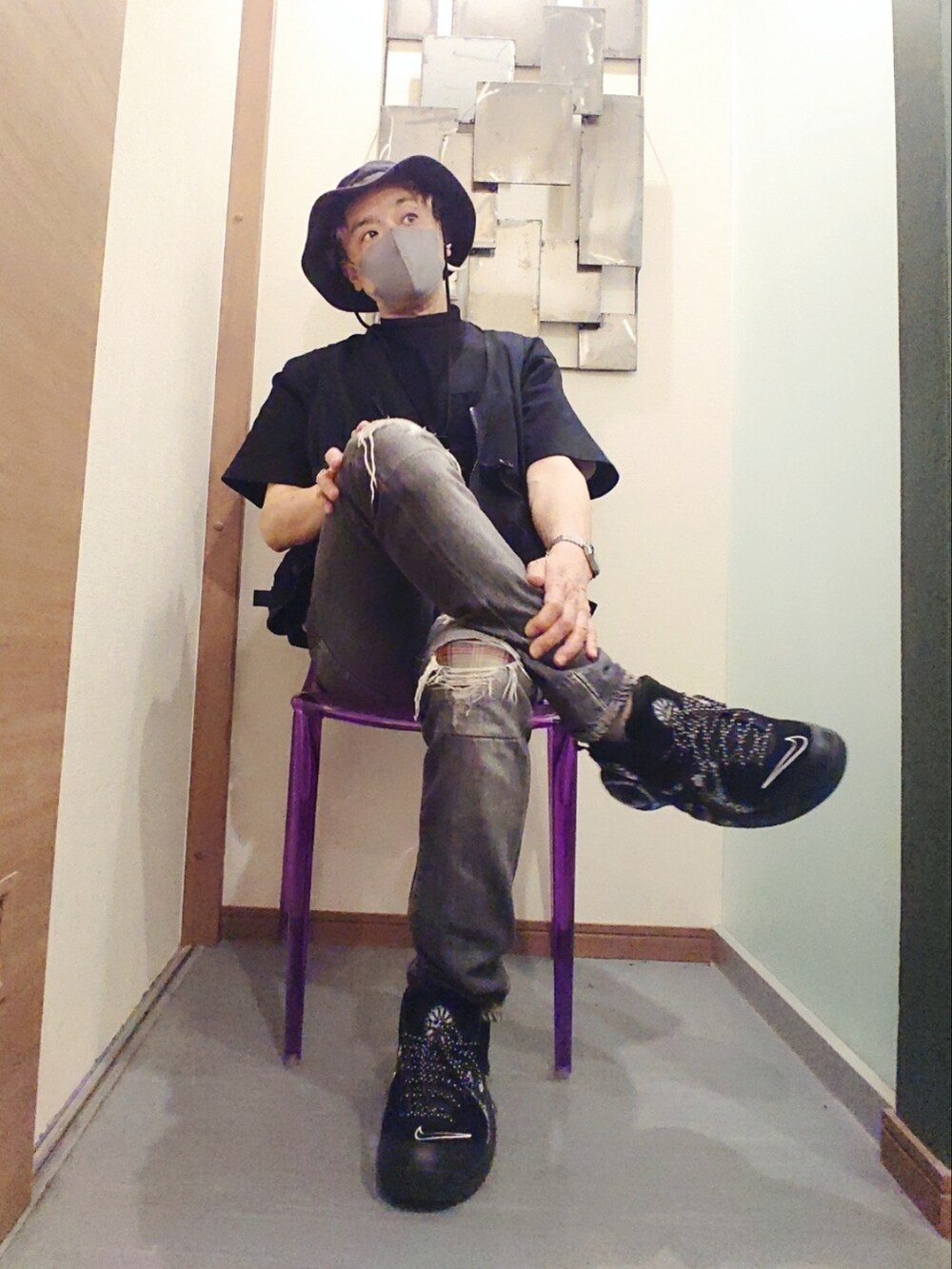 ブラック系のTシャツ/カットソー、ブラック系のベスト、ブラック系のデニムパンツを着用したメンズの夏コーディネートの3枚目の写真