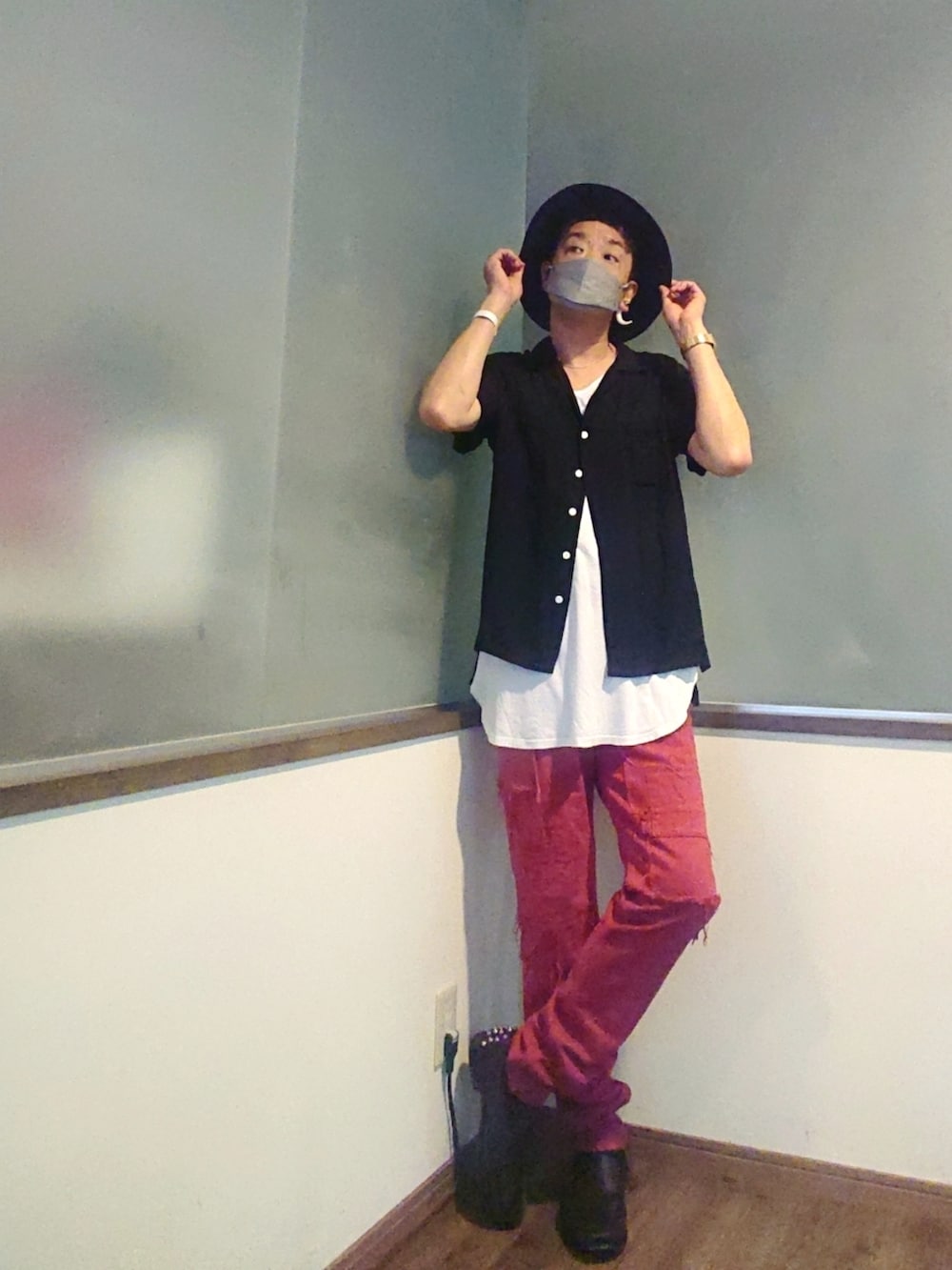 ブラック系のシャツ/ブラウス、ホワイト系のタンクトップ、レッド系のデニムパンツを着用したメンズの夏コーディネートの2枚目の写真