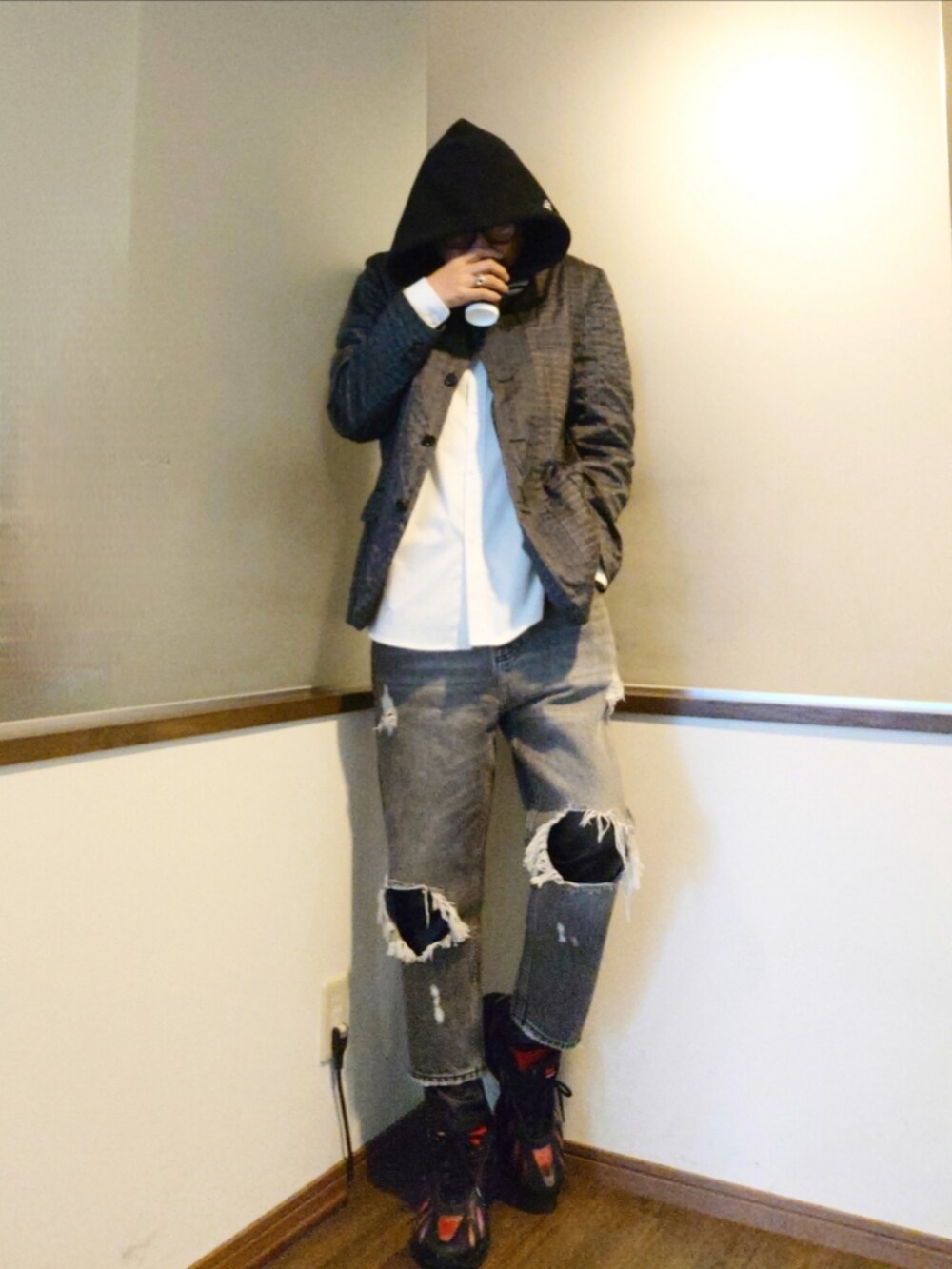 シルバー系のテーラードジャケット、グレー系のデニムパンツ、ブラック系のその他パンツを着用したメンズの秋コーディネートの3枚目の写真