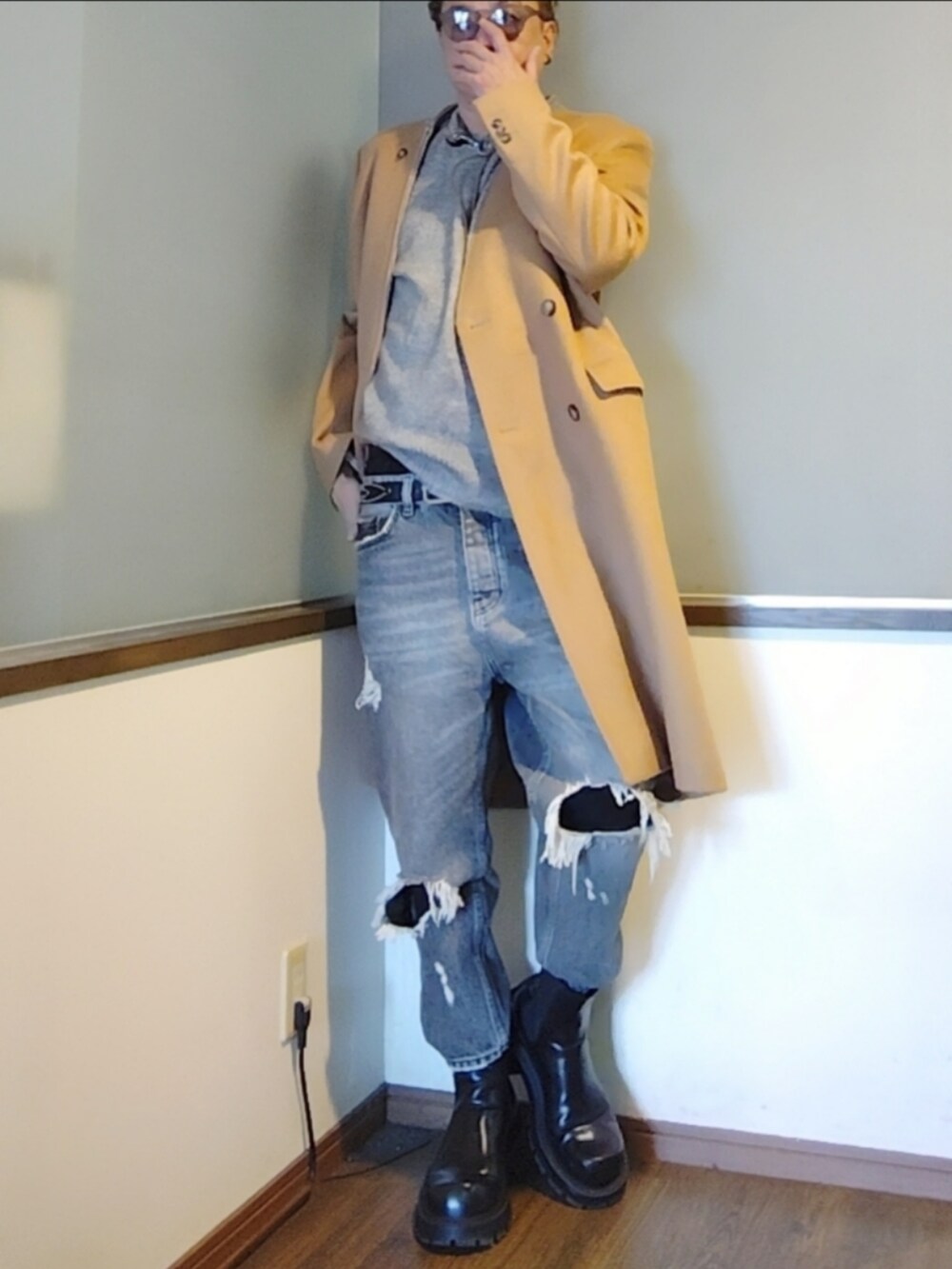 グレー系のニット/セーター、グレー系のデニムパンツ、ブラック系のデニムパンツを着用したメンズの秋コーディネートの2枚目の写真