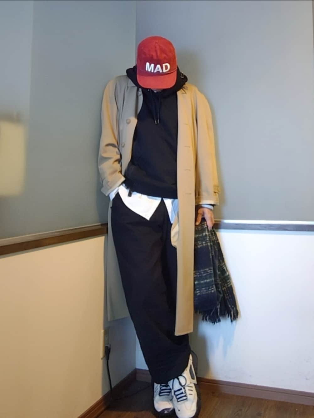 ベージュ系のトレンチコート、ブラック系のパーカー、ブラック系のその他パンツを着用したメンズの秋コーディネートの5枚目の写真