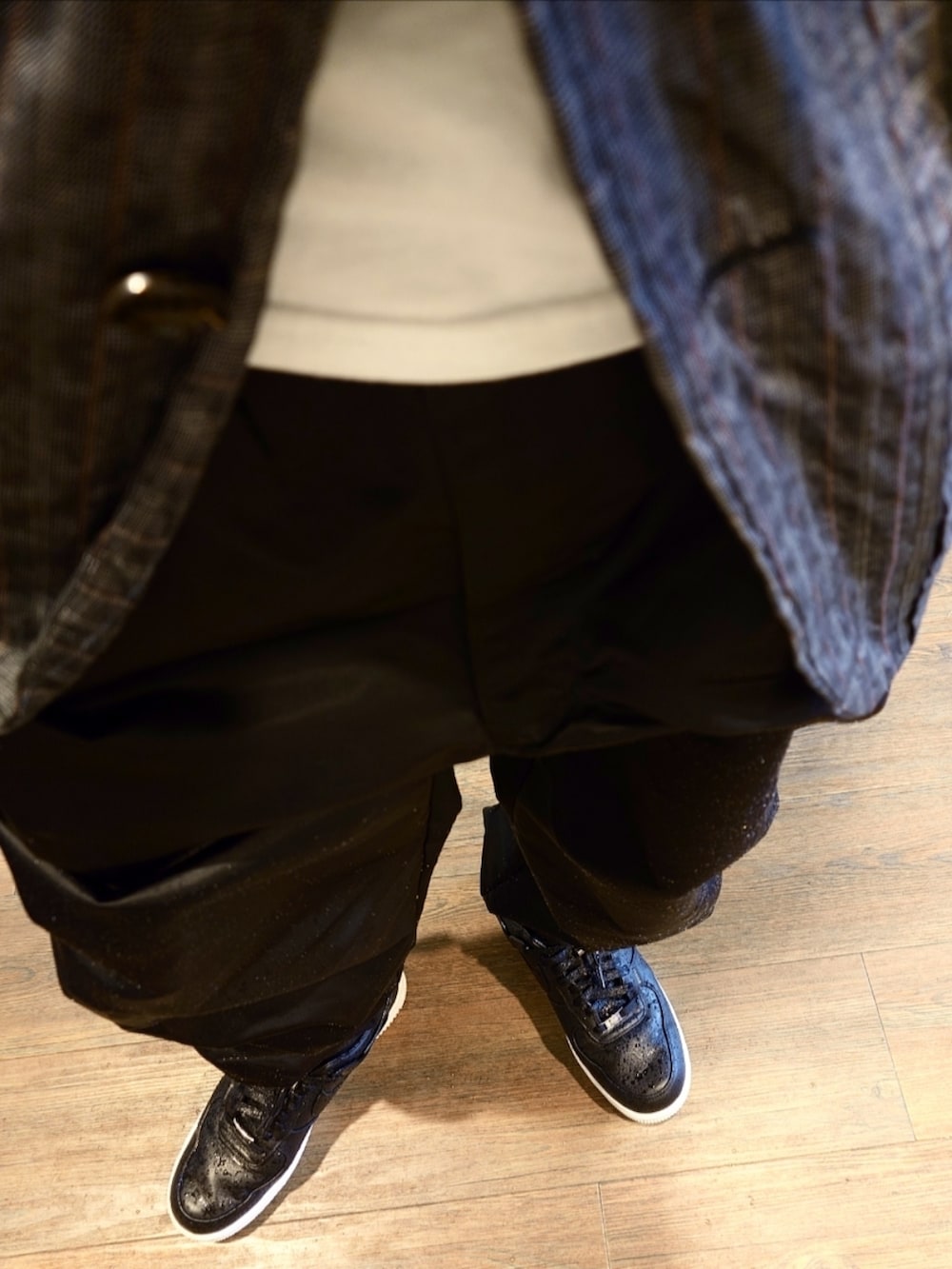 シルバー系のテーラードジャケット、ブラック系のその他パンツ、ブラック系のスニーカーを着用したメンズの秋コーディネートの3枚目の写真