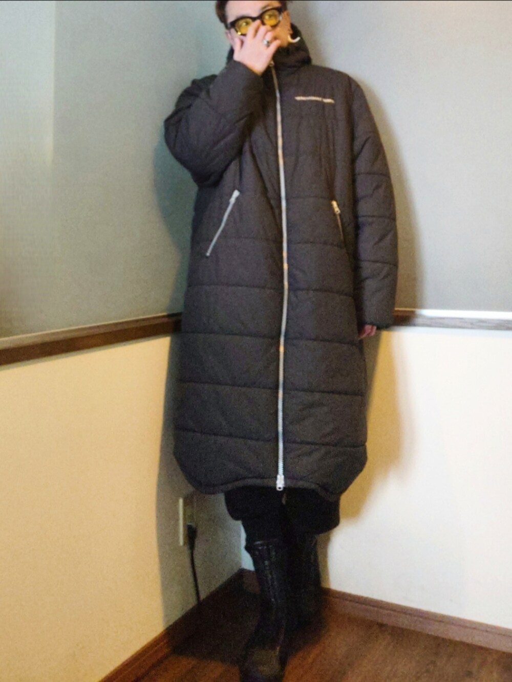 ブラック系のダウンジャケット/コート、グレー系のニット/セーター、ブラック系のその他パンツを着用したメンズの冬コーディネートの3枚目の写真