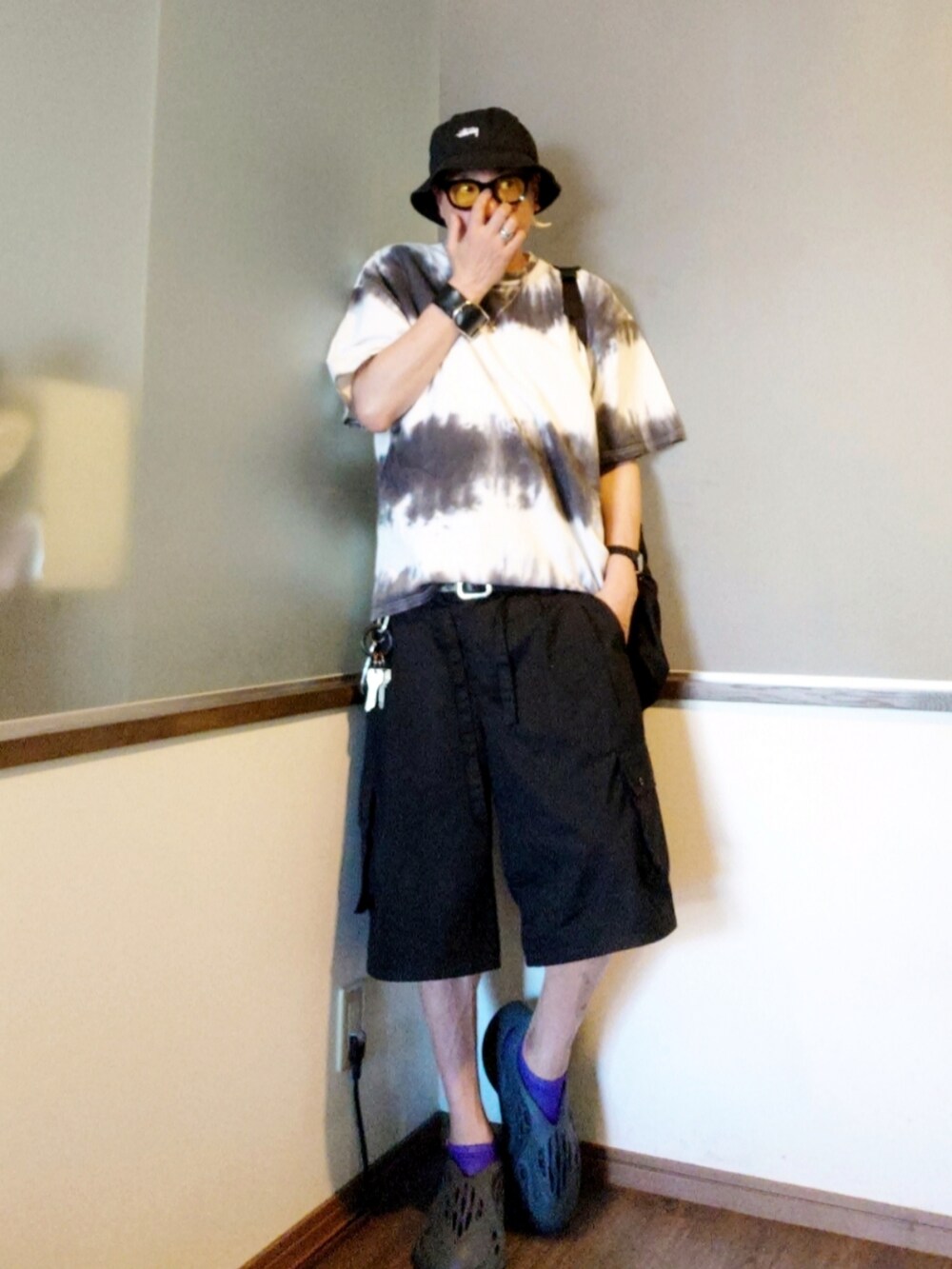 グレー系のシューズ、グレー系のTシャツ/カットソー、ブラック系のバックパック/リュックを着用したメンズの夏コーディネートの2枚目の写真