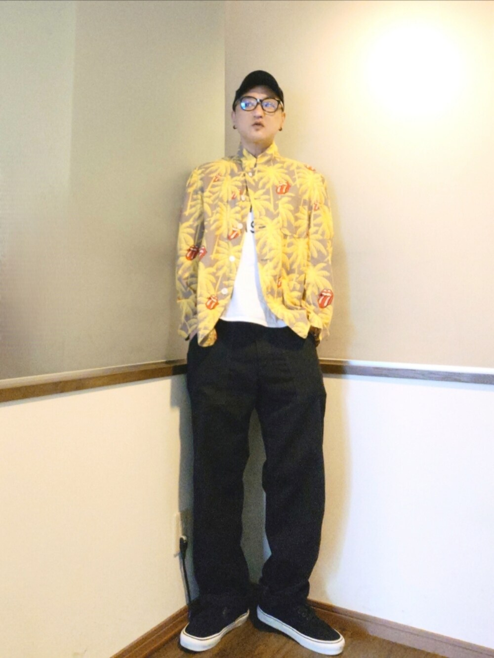 ブラック系のチノパンツ、イエロー系のテーラードジャケット、ホワイト系のスニーカーを着用したメンズの夏コーディネートの3枚目の写真