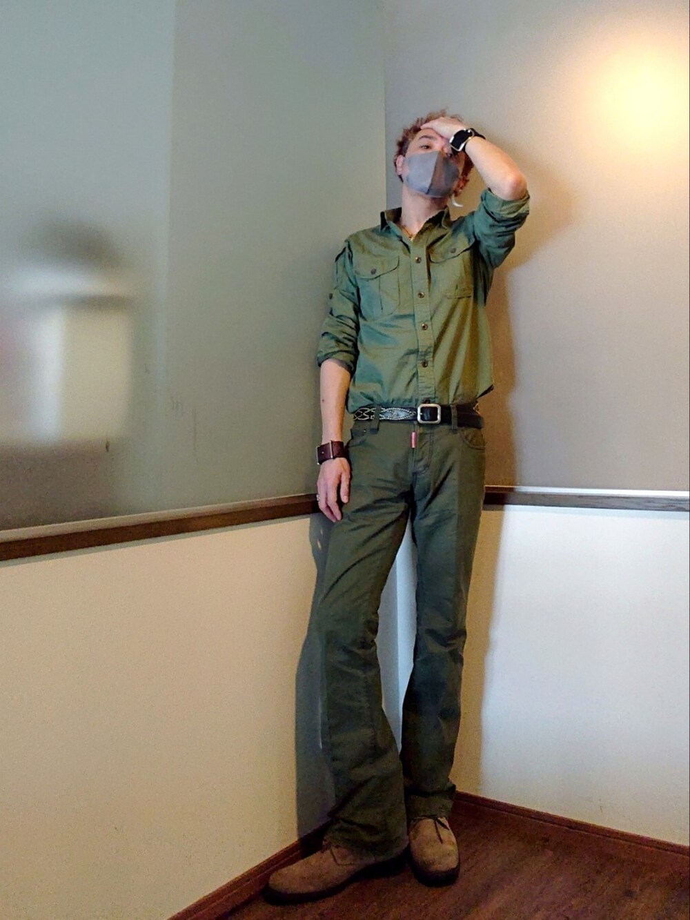 グリーン系のトレンチコート、グリーン系のシャツ/ブラウス、グリーン系のスラックスを着用したメンズの春コーディネートの3枚目の写真