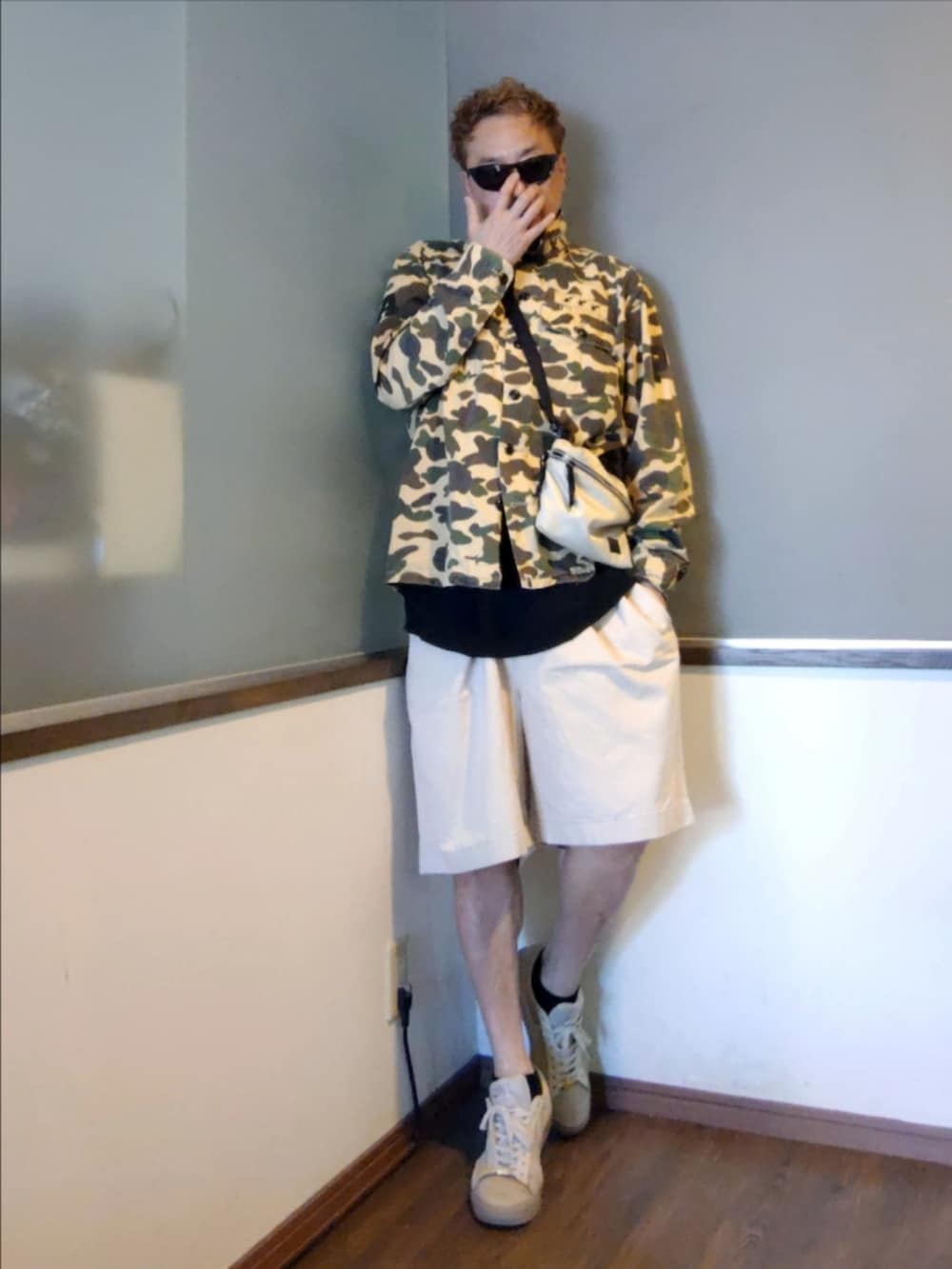 ブラウン系のシャツ/ブラウス、ベージュ系のチノパンツ、ベージュ系のスニーカーを着用したメンズの夏コーディネートの2枚目の写真