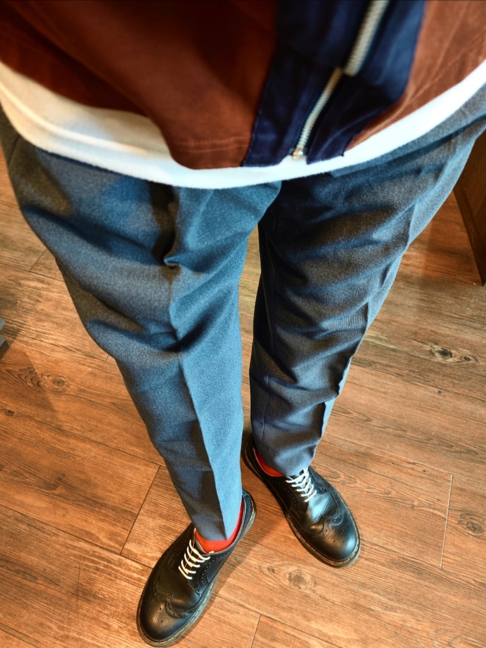 ブラウン系のカーディガン/ボレロ、ホワイト系のTシャツ/カットソー、グレー系のスラックスを着用したメンズの夏コーディネートの3枚目の写真