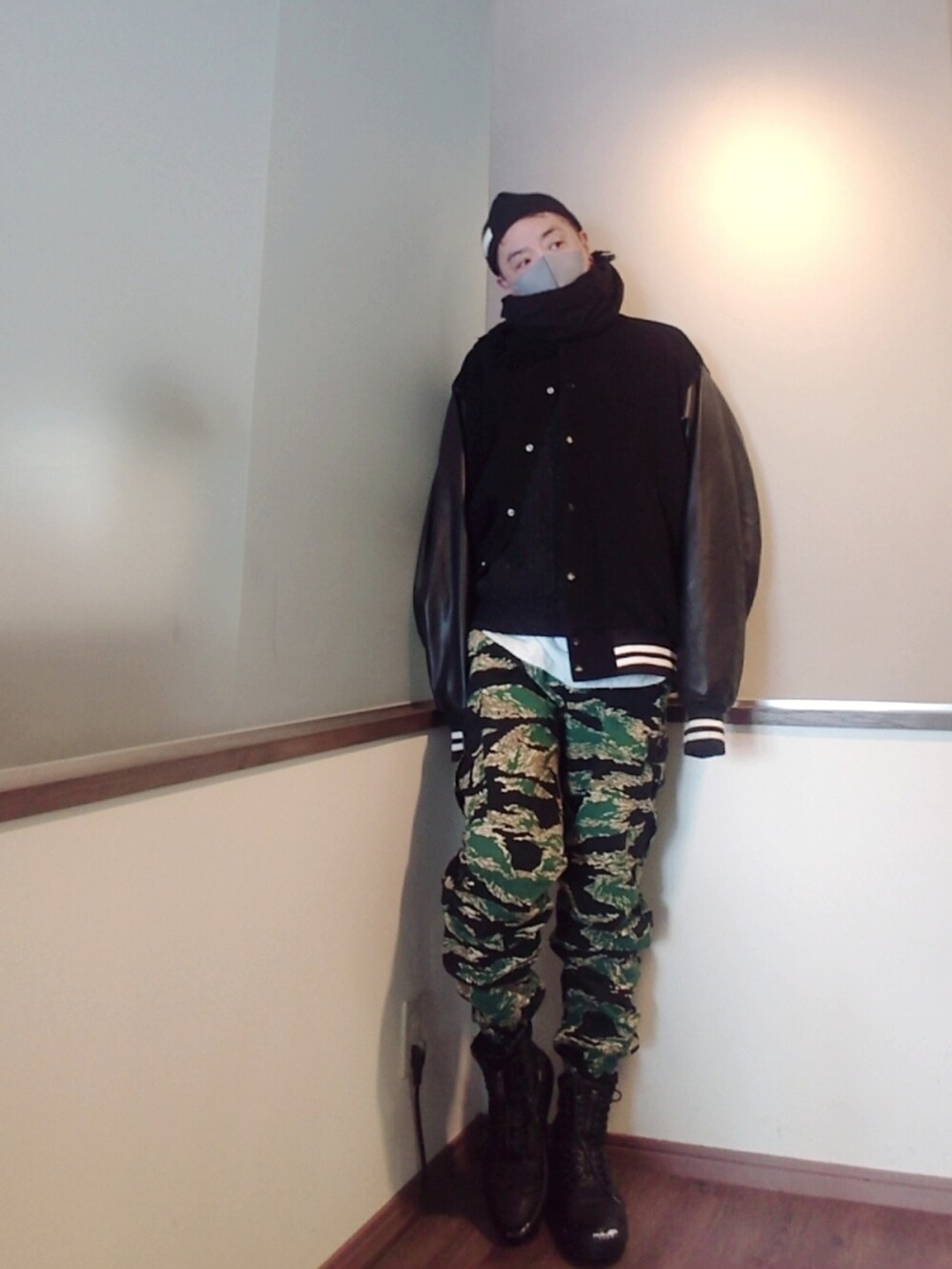 ブラック系のスタジャン、ブラック系のブーツ、グリーン系のカーゴパンツを着用したメンズの冬コーディネートの2枚目の写真