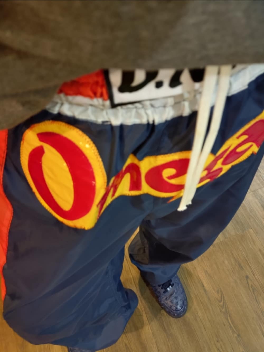 グレー系のスウェット、ブルー系のその他パンツ、ブルー系のスニーカーを着用したメンズの夏コーディネートの2枚目の写真