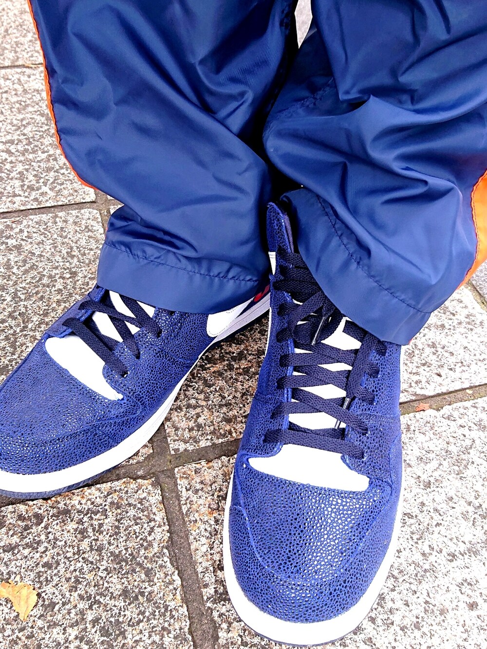 ホワイト系のTシャツ/カットソー、ブルー系のシャツ/ブラウス、ブルー系のその他パンツを着用したメンズの秋コーディネートの2枚目の写真