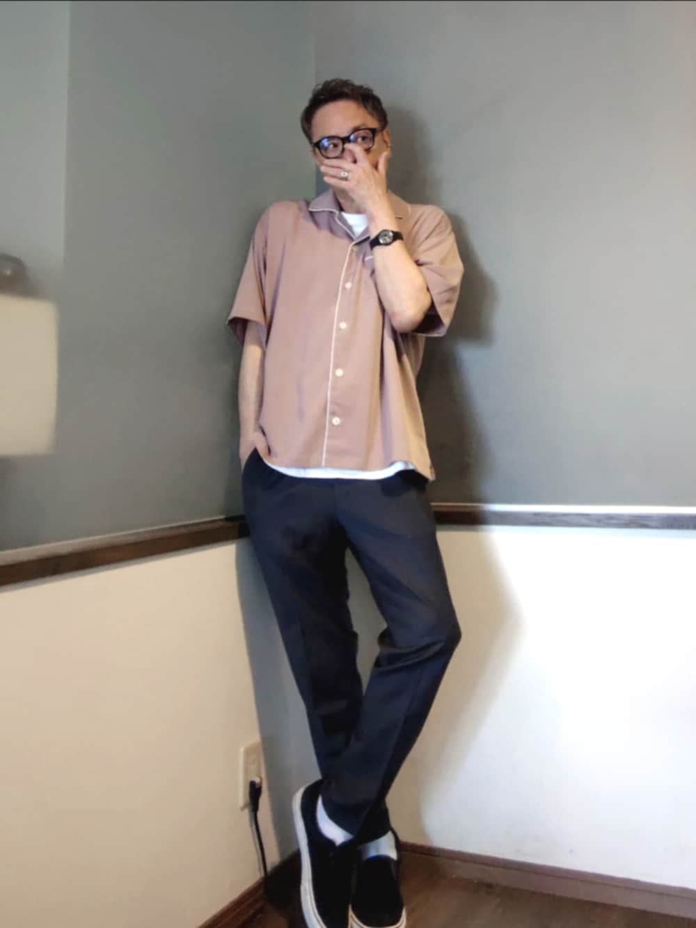 ホワイト系のTシャツ/カットソー、グレー系のスラックス、ブラック系のスニーカーを着用したメンズの夏コーディネートの2枚目の写真