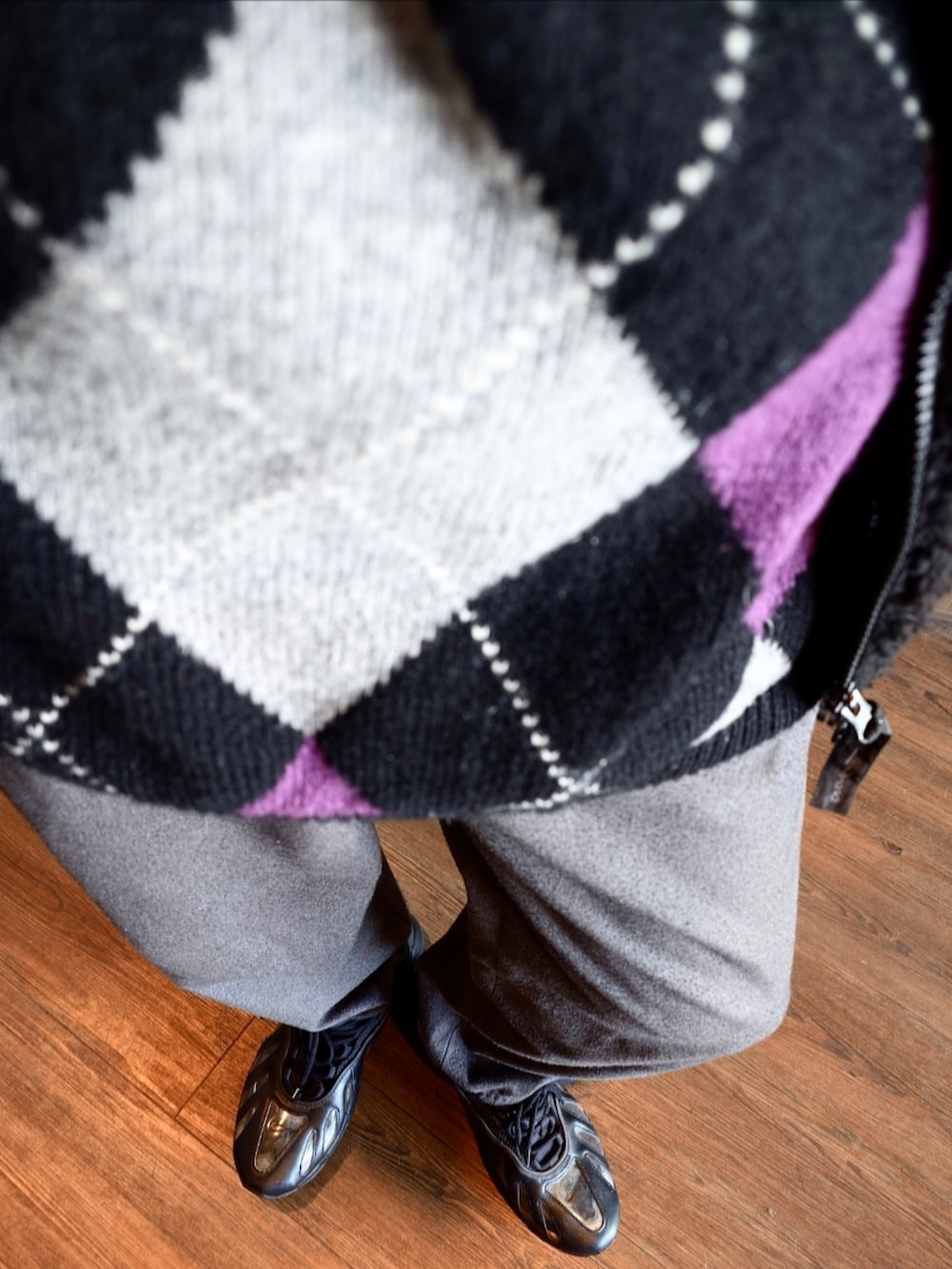 グレー系のその他パンツ、ブラック系のブルゾン、ブラック系のニット/セーターを着用したメンズの秋コーディネートの2枚目の写真