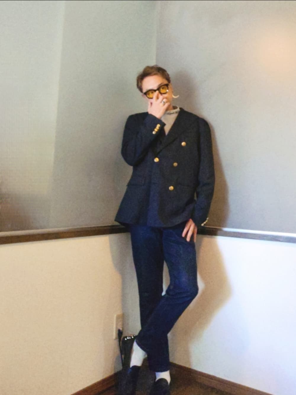 ブルー系のその他アウター、ブルー系のその他トップス、ブルー系のデニムパンツを着用したメンズの秋コーディネートの2枚目の写真