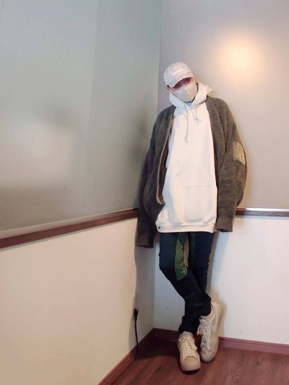 グリーン系のその他パンツ、ベージュ系のスニーカー、グリーン系のブルゾンを着用したメンズの冬コーディネートの2枚目の写真