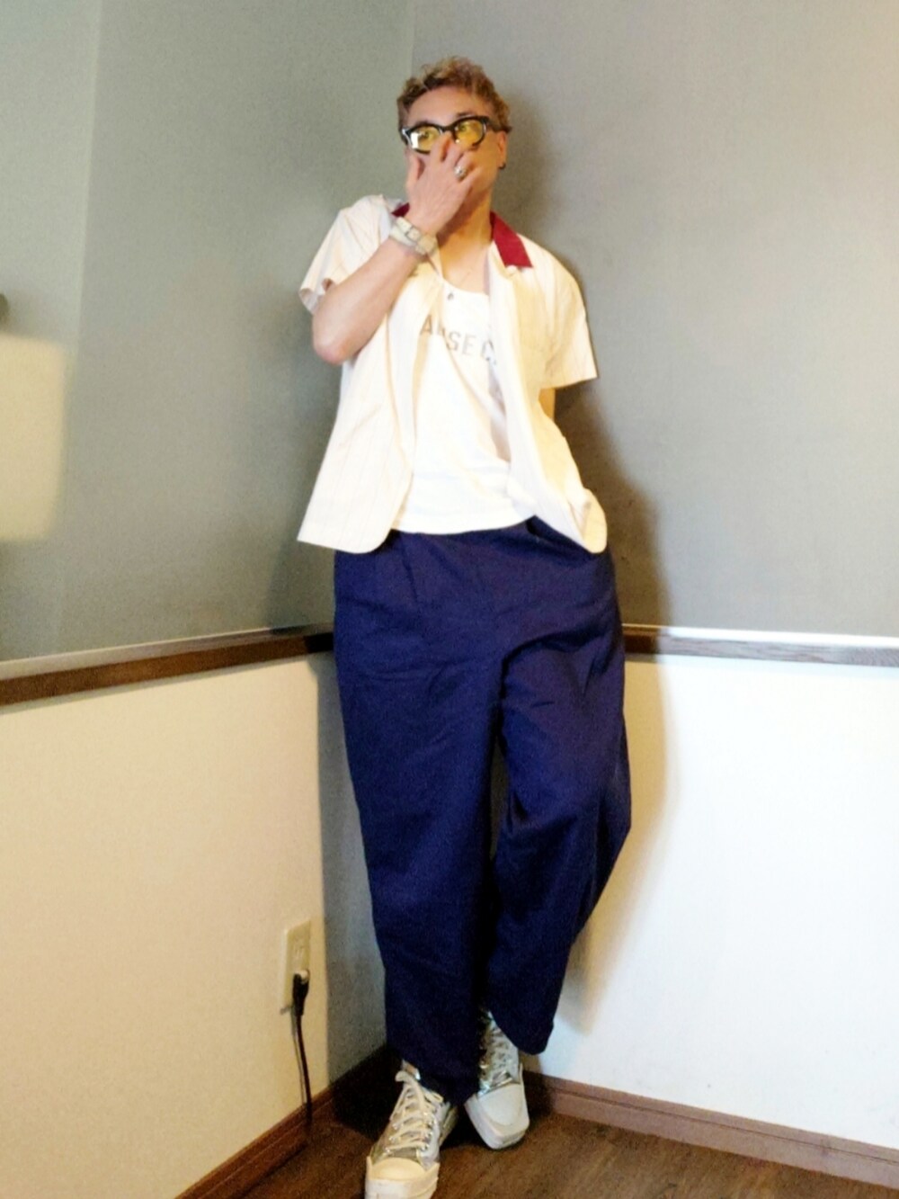 レッド系のシャツ/ブラウス、ホワイト系のタンクトップ、ブルー系のその他パンツを着用したメンズの夏コーディネートの2枚目の写真