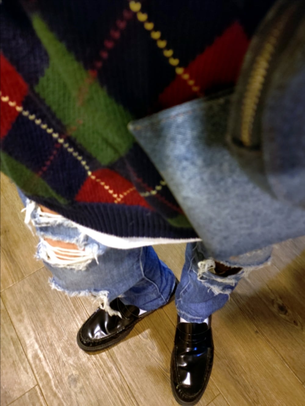 ブルー系のニット/セーター、ブルー系のデニムパンツ、ブルー系のショルダーバッグを着用したメンズの秋コーディネートの2枚目の写真