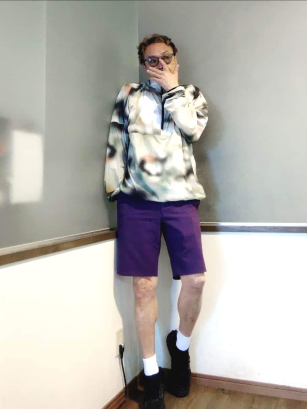ホワイト系のTシャツ/カットソー、パープル系のスラックス、その他のブルゾンを着用したメンズの夏コーディネートの2枚目の写真