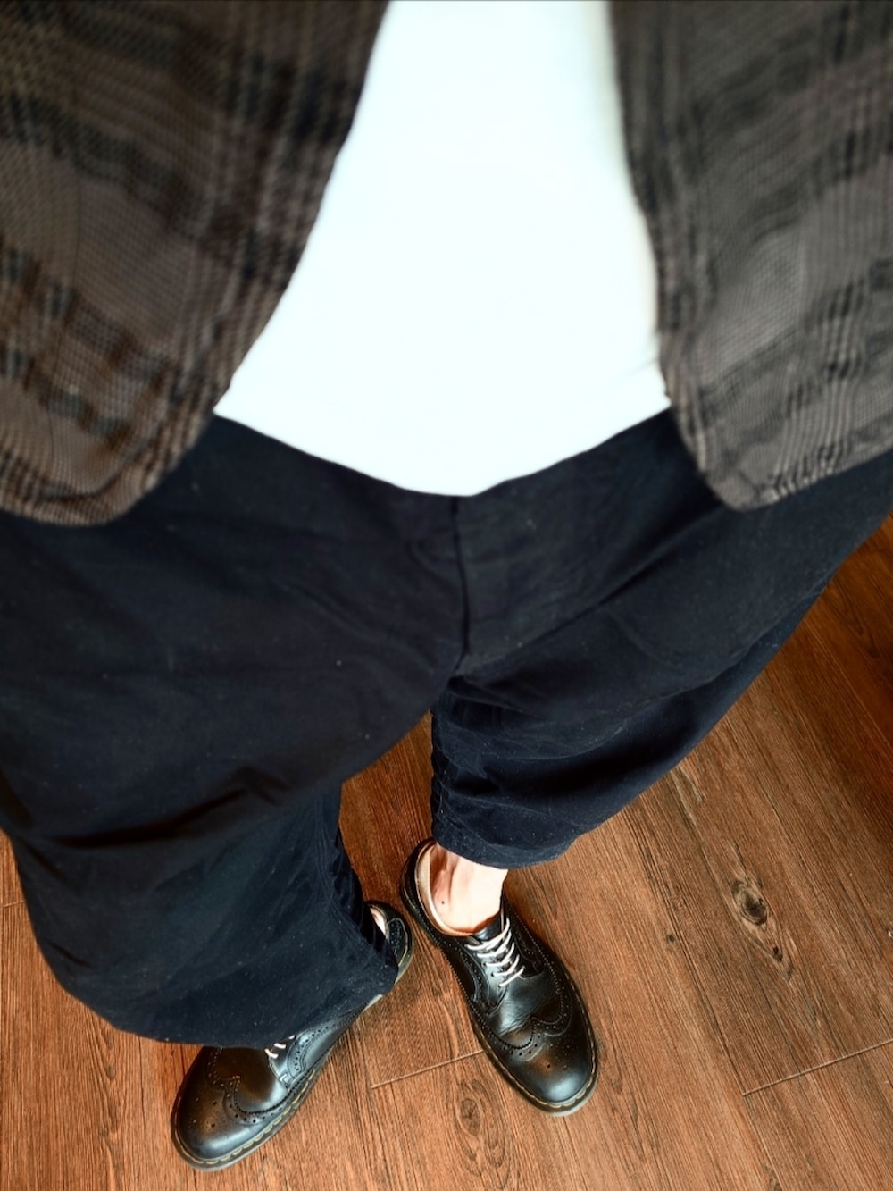 ブラウン系のテーラードジャケット、ブラック系のパンツ、ブラック系のドレスシューズを着用したメンズの秋コーディネートの2枚目の写真