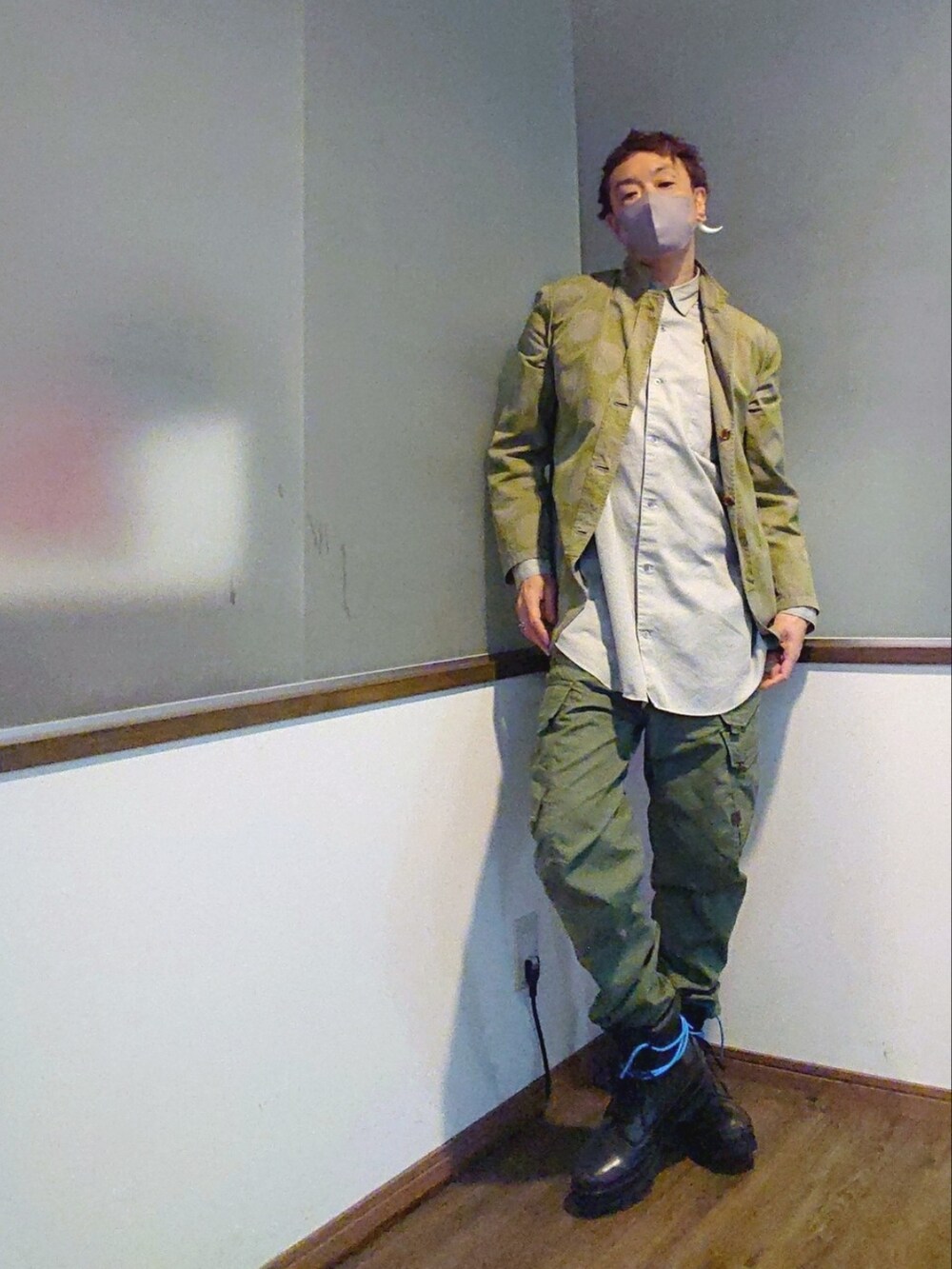 グリーン系のテーラードジャケット、グレー系のシャツ/ブラウス、グリーン系のカーゴパンツを着用したメンズの春コーディネートの3枚目の写真