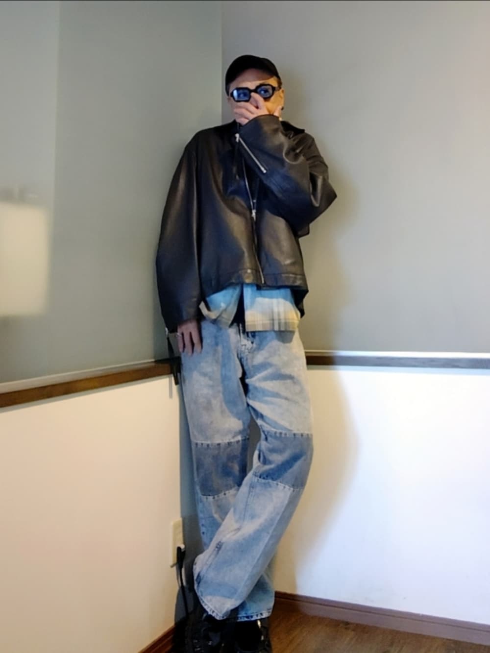 グレー系のデニムパンツ、ブラック系のブルゾン、ブラウン系のシャツ/ブラウスを着用したメンズの秋コーディネートの2枚目の写真