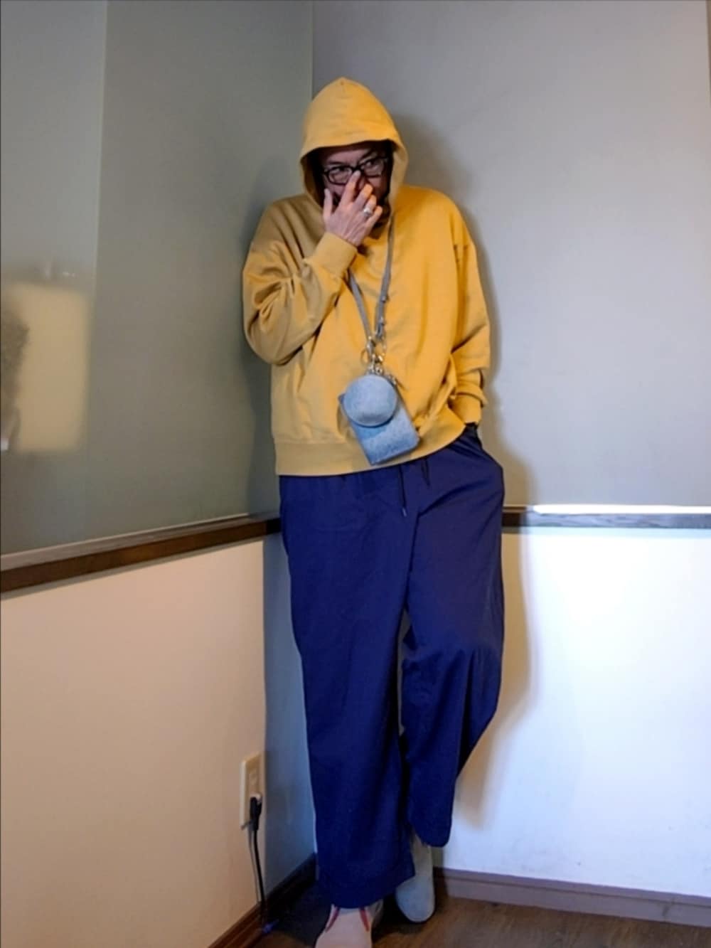 ブルー系のその他パンツ、ベージュ系のブーツ、イエロー系のパーカーを着用したメンズの秋コーディネートの2枚目の写真
