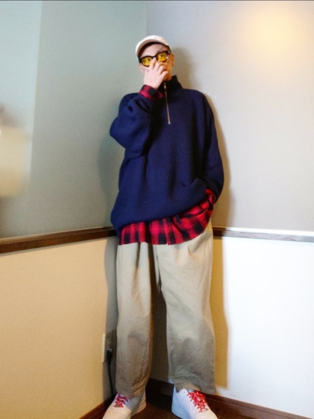 レッド系のシャツ/ブラウス、ブルー系のニット/セーター、ホワイト系のスニーカーを着用したメンズの春コーディネートの2枚目の写真