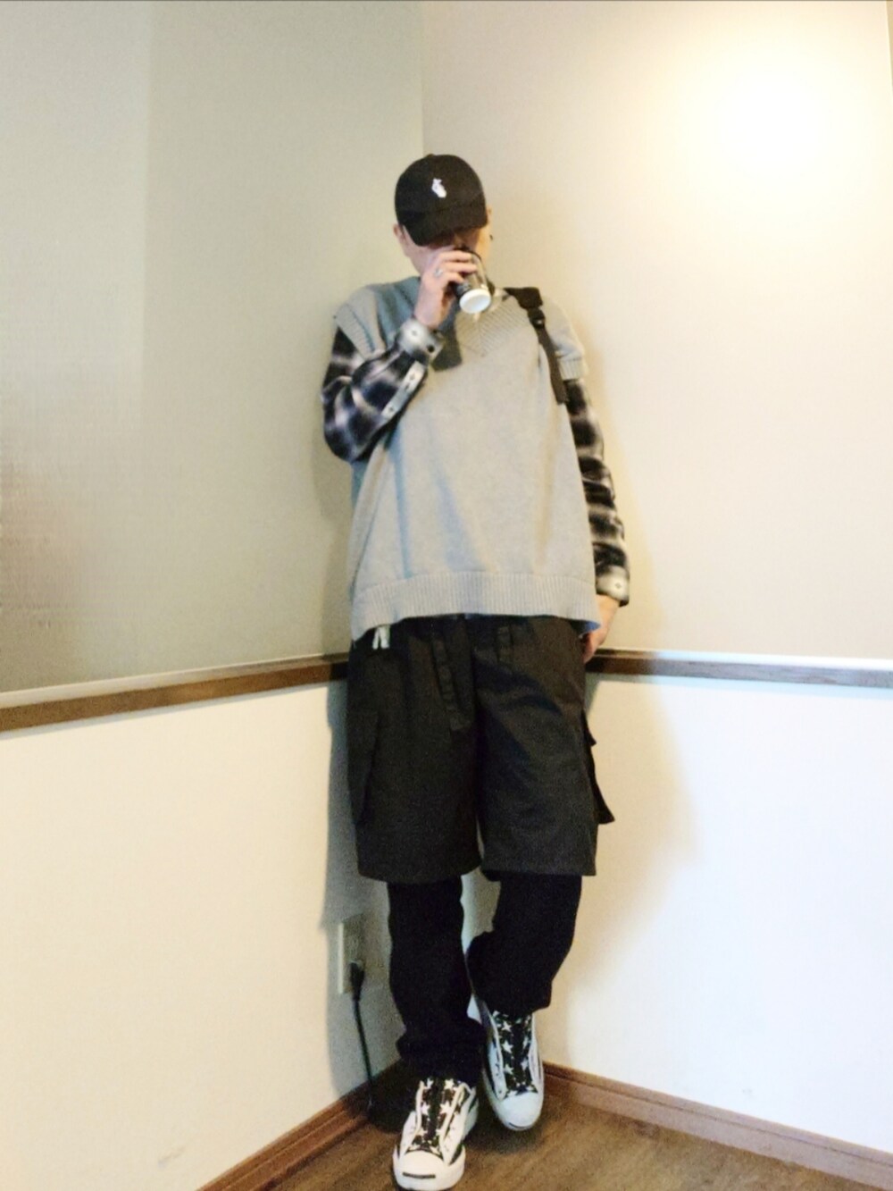 ブラック系のシャツ/ブラウス、グレー系のベスト、ブラック系のチノパンツを着用したメンズの秋コーディネートの2枚目の写真