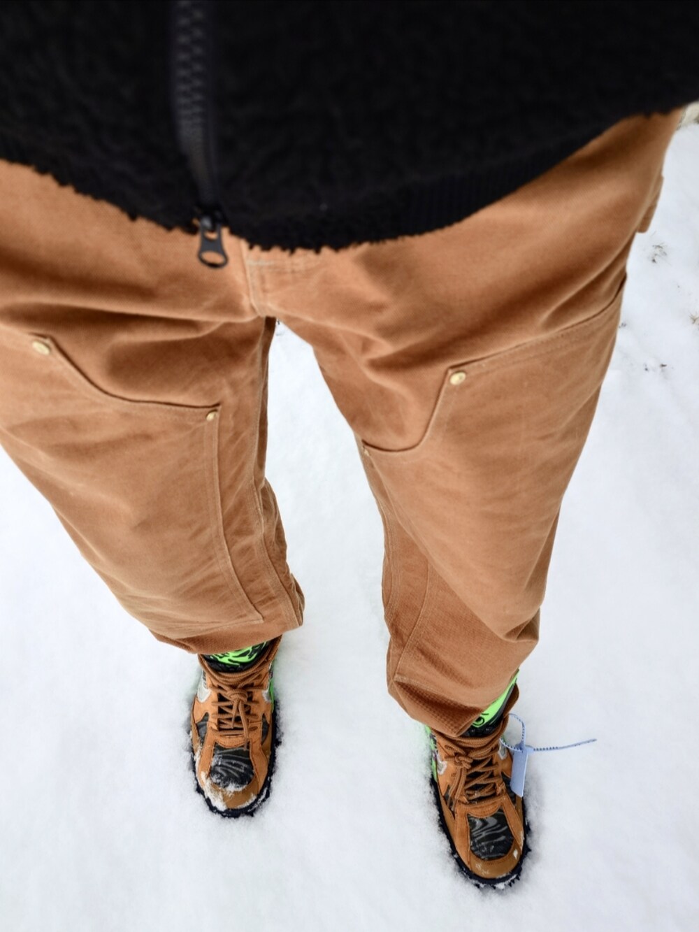 ブラウン系のその他パンツ、ブラック系のブルゾン、ブラウン系のスニーカーを着用したメンズの冬コーディネートの4枚目の写真