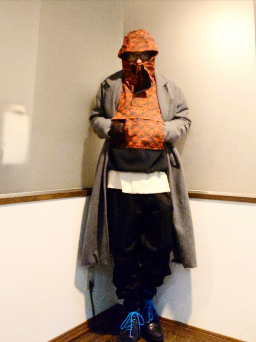 レッド系のブルゾン、グレー系のチェスターコート、ホワイト系のシャツ/ブラウスを着用したメンズの冬コーディネートの3枚目の写真