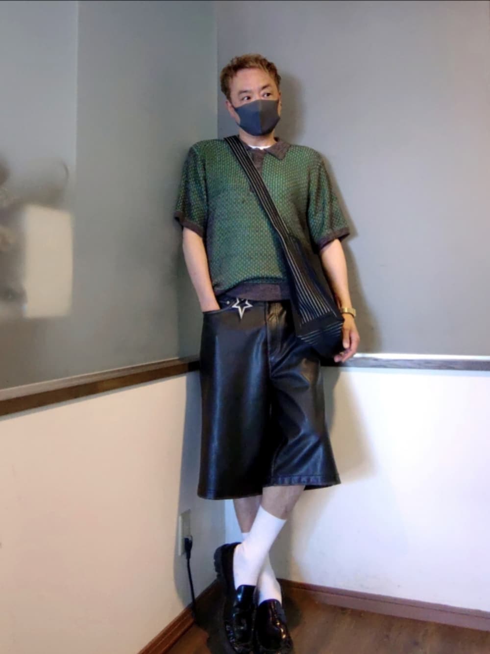 ブラウン系のポロシャツ、ブラック系のその他パンツ、ブラック系のショルダーバッグを着用したメンズの夏コーディネートの2枚目の写真