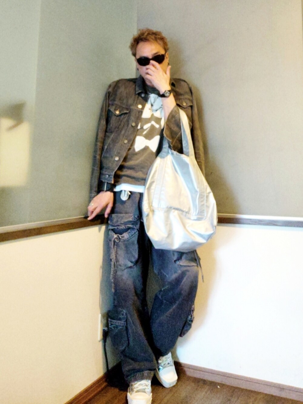 ブラック系のデニムジャケット、ブラック系のTシャツ/カットソー、ブラック系のカーゴパンツを着用したメンズの夏コーディネートの4枚目の写真