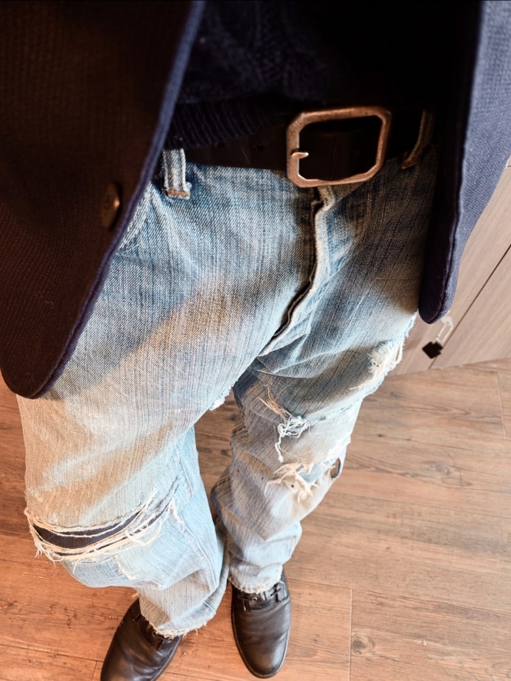 ブルー系のテーラードジャケット、ブルー系のデニムパンツ、ブラック系のブーツを着用したメンズの冬コーディネートの3枚目の写真