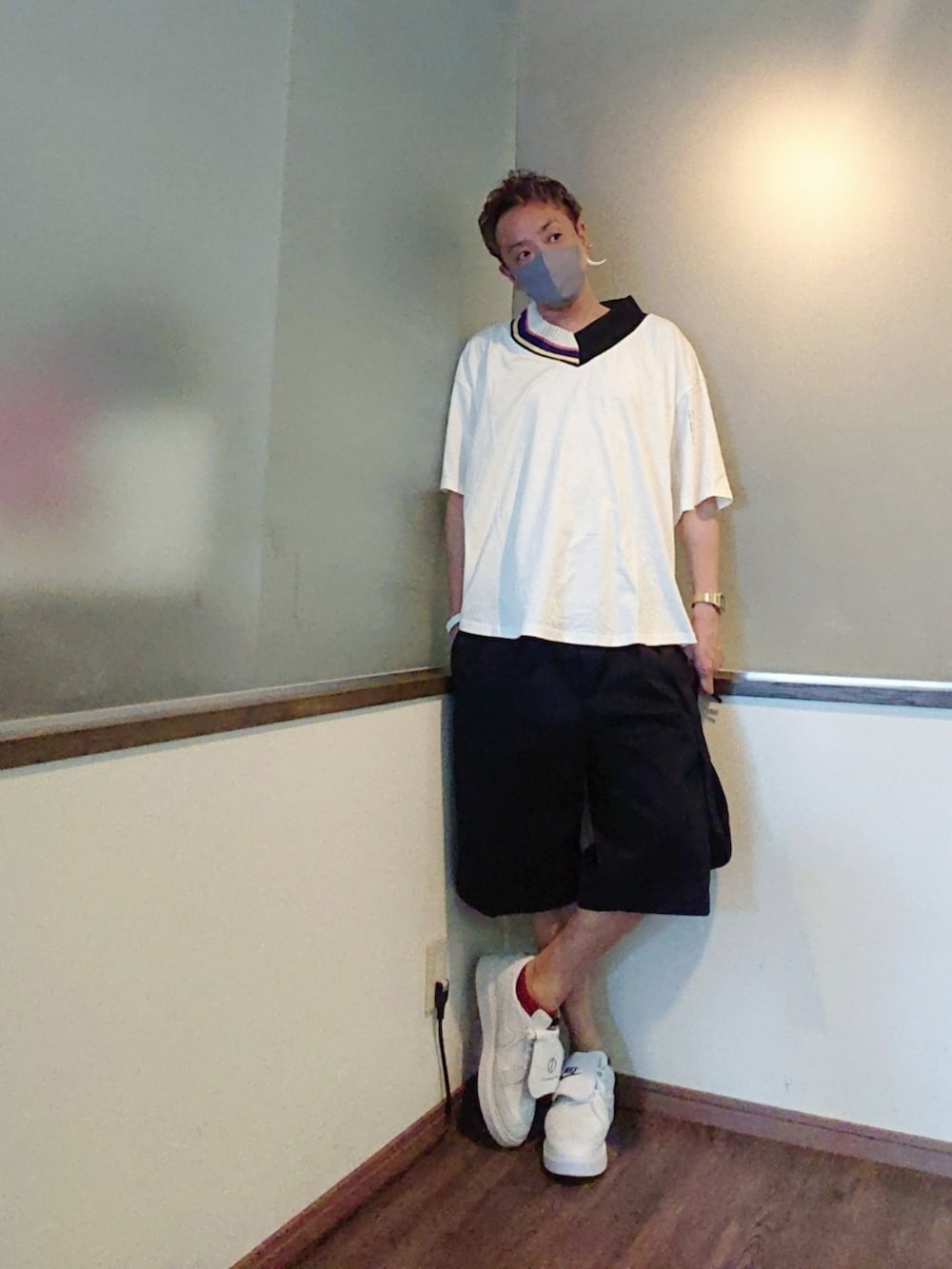ホワイト系のTシャツ/カットソー、ブラック系のチノパンツ、ホワイト系のドレスシューズを着用したメンズの夏コーディネートの2枚目の写真
