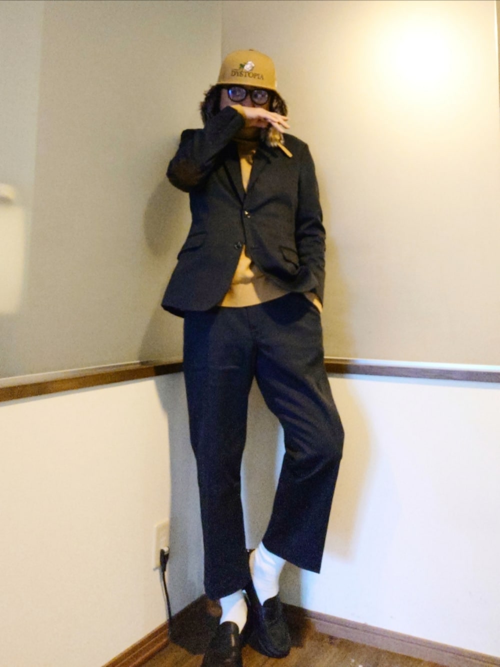 ブルー系のテーラードジャケット、ブルー系のステンカラーコート、ブルー系のチノパンツを着用したメンズの秋コーディネートの3枚目の写真