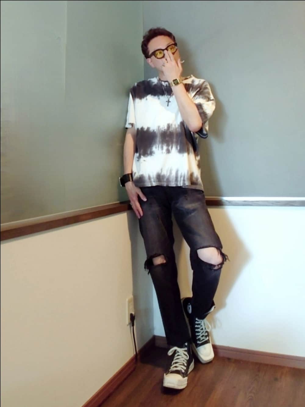 ホワイト系のTシャツ/カットソー、ブラック系のデニムパンツ、ブラック系のスニーカーを着用したメンズの夏コーディネートの2枚目の写真