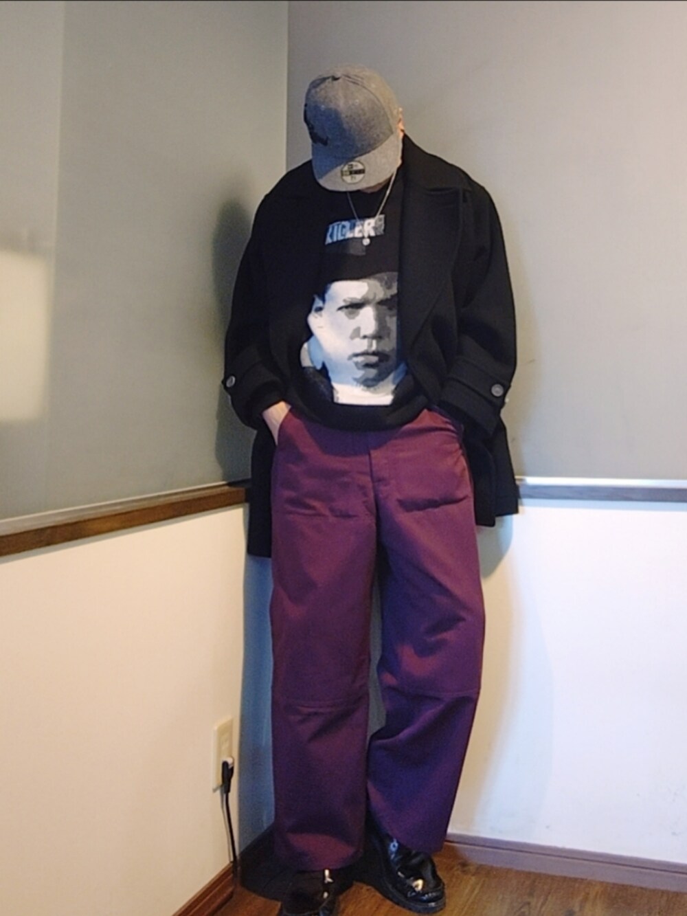 ブラック系のニット/セーター、レッド系のパンツ、ブラック系のローファーを着用したメンズの秋コーディネートの3枚目の写真